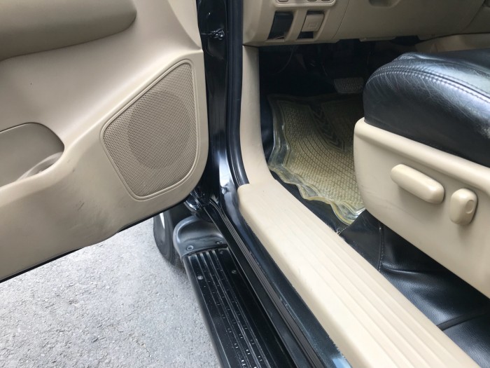 Bán gấp Fortuner 2011 màu đen tự động xe rất ít đi.