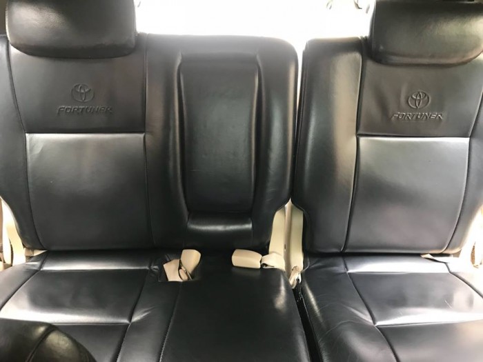 Bán gấp Fortuner 2011 màu đen tự động xe rất ít đi.