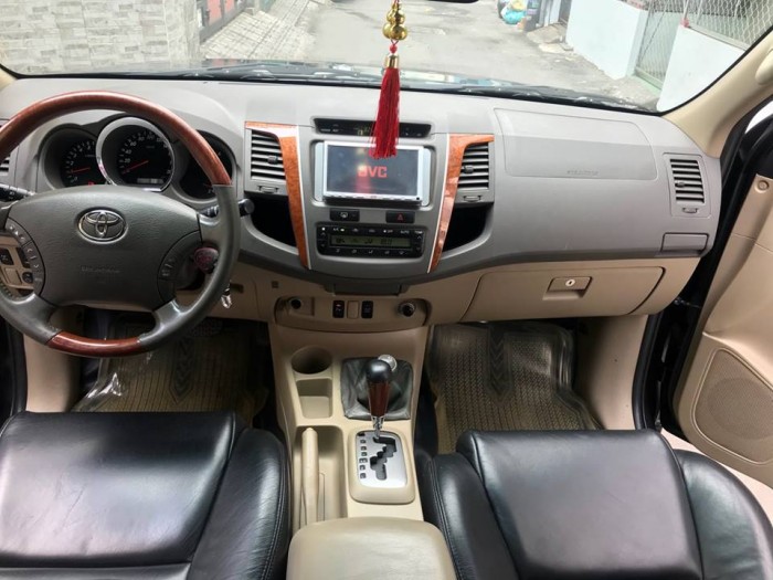 Bán gấp Fortuner 2011 màu đen tự động xe rất ít đi.