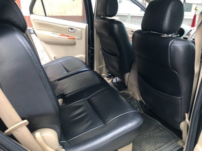Bán gấp Fortuner 2011 màu đen tự động xe rất ít đi.