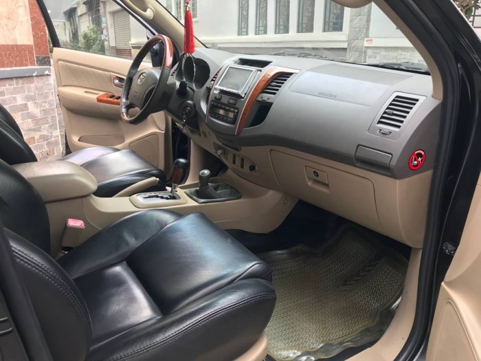 Bán gấp Fortuner 2011 màu đen tự động xe rất ít đi.