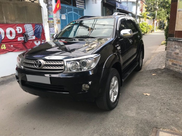 Bán gấp Fortuner 2011 màu đen tự động xe rất ít đi.
