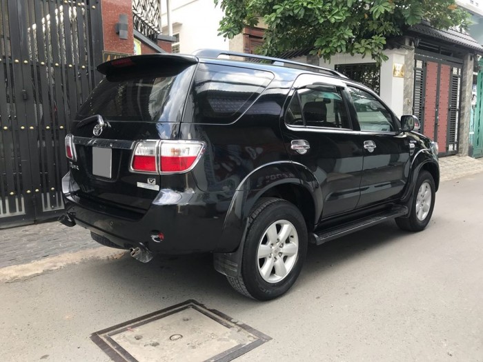 Bán gấp Fortuner 2011 màu đen tự động xe rất ít đi.
