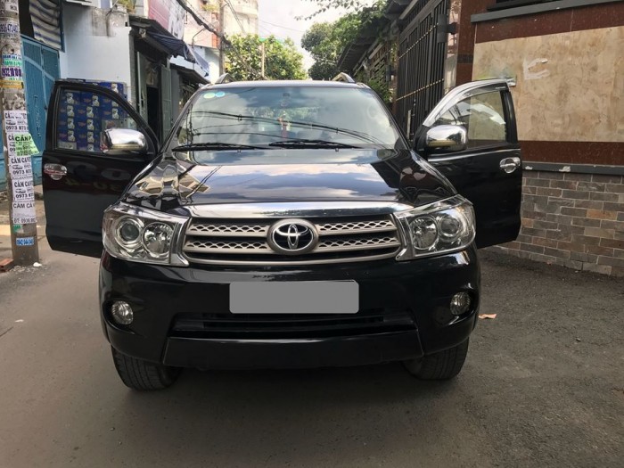 Bán gấp Fortuner 2011 màu đen tự động xe rất ít đi.