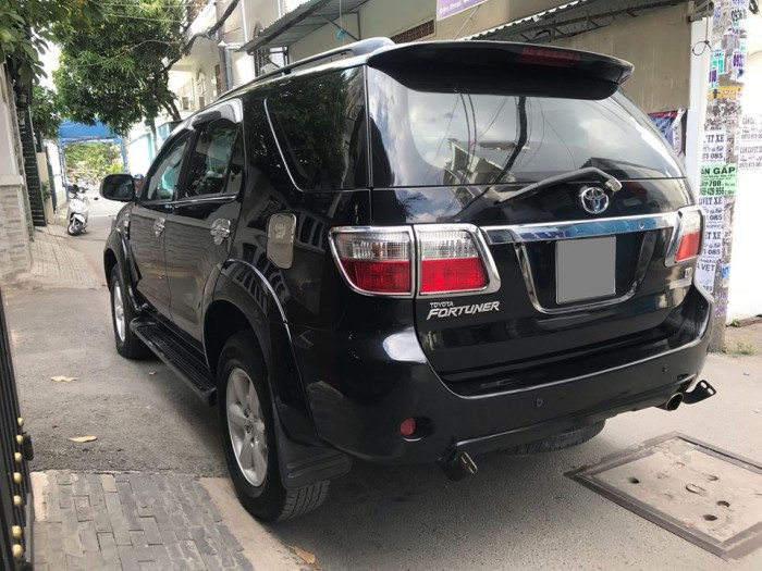 Bán gấp Fortuner 2011 màu đen tự động xe rất ít đi.