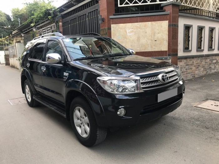 Bán gấp Fortuner 2011 màu đen tự động xe rất ít đi.