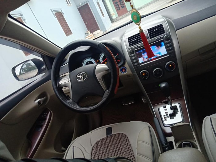 Gia đình cần bán Altis 2011, số tự động, bản 2.0 full nút đề, màu vàng cát