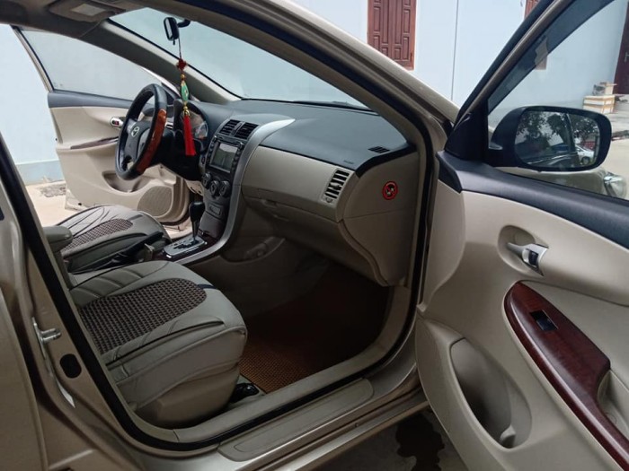 Gia đình cần bán Altis 2011, số tự động, bản 2.0 full nút đề, màu vàng cát