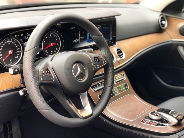 Bán Mercedes E200 2018 siêu lướt chính chủ giá cực tốt