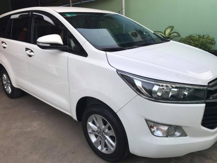 Dư dùng cần bán Innova 2017 số sàn, màu trắng ngọc trinh