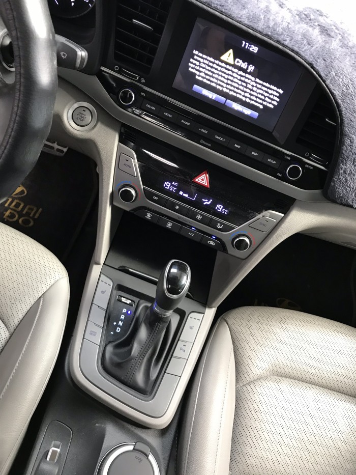 Bán Hyundai Elantra GLS 2.0AT màu bạc số tự động sản xuất 2017 đi 27000km xe đẹp