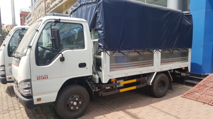Xe tải Isuzu 2,5 tấn thùng mui bạt- QKR77FE4