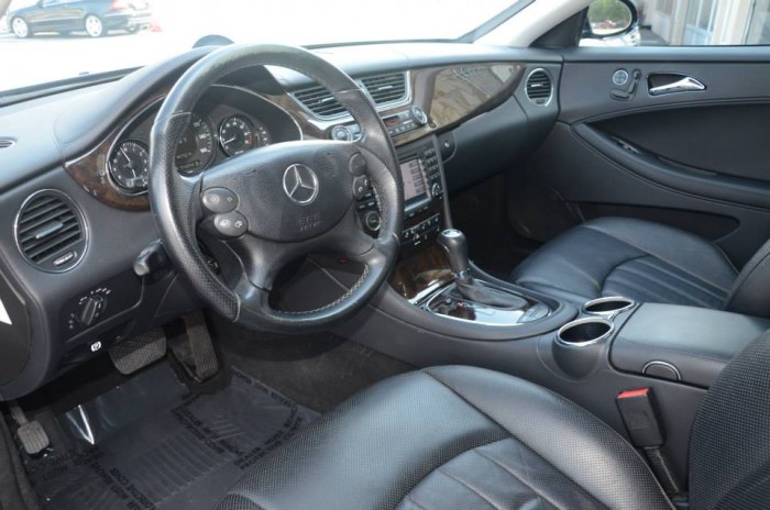 Bán xe Mercedes cls550 màu đen đời 2006 đk 2008 số tự động 7 cấp