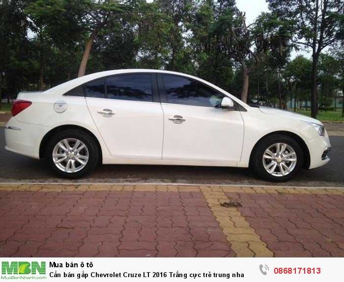 Cần bán gấp Chevrolet Cruze LT 2016 Trắng cực trẻ trung nha