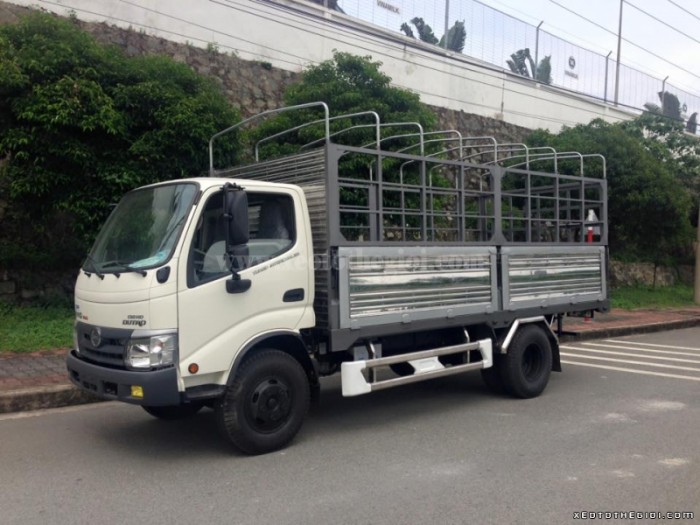 Xe tải Hino XZU720L 3.8 tấn thùng mui bạt