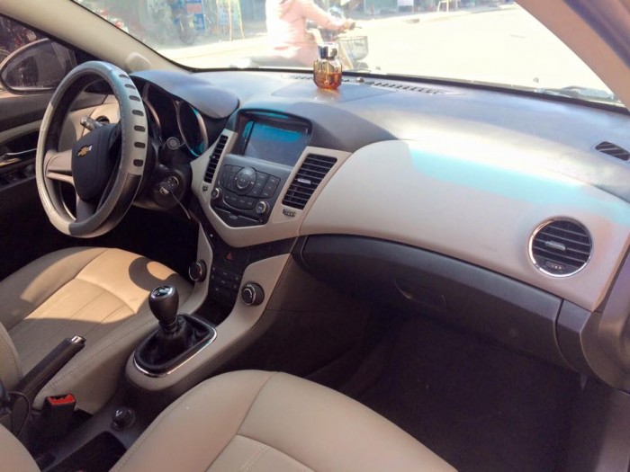 Cần bán xe Chevrolet Cruze LT 2017 số sàn, màu vàng cát