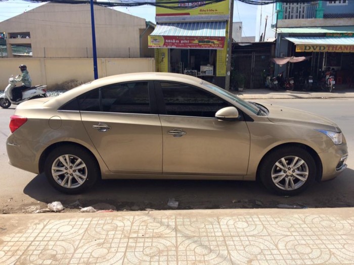 Cần bán xe Chevrolet Cruze LT 2017 số sàn, màu vàng cát