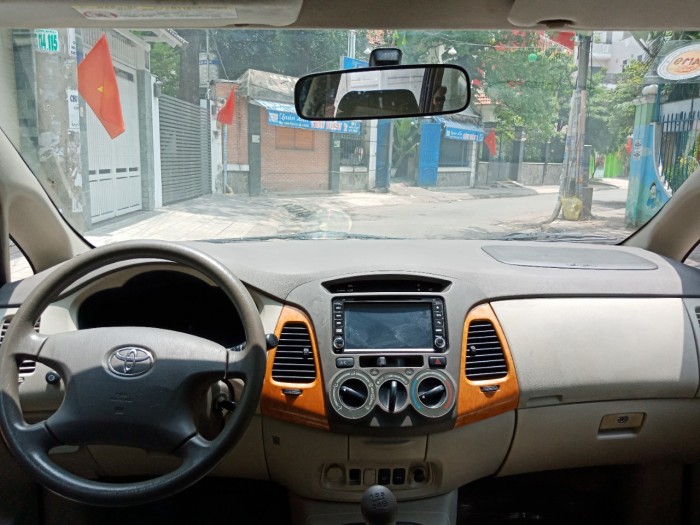 Bán Innova 2010 số sàn màu bạc zin từng con ốc.
