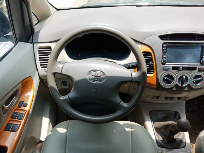 Bán Innova 2010 số sàn màu bạc zin từng con ốc.