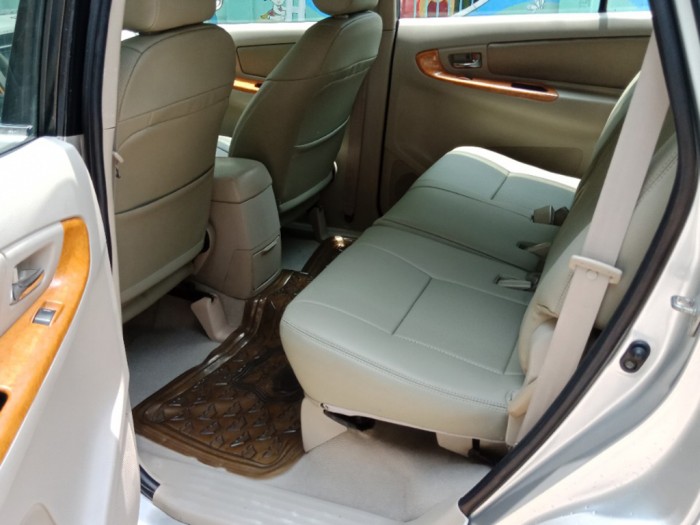 Bán Innova 2010 số sàn màu bạc zin từng con ốc.