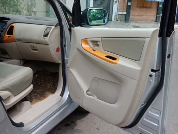 Bán Innova 2010 số sàn màu bạc zin từng con ốc.