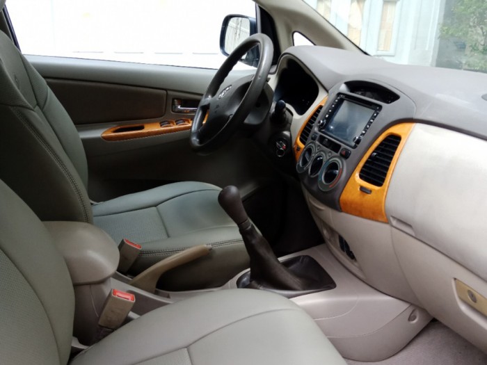 Bán Innova 2010 số sàn màu bạc zin từng con ốc.