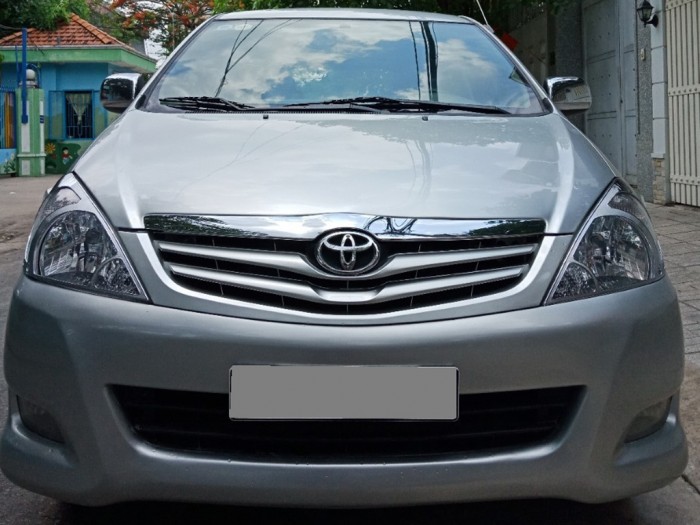 Bán Innova 2010 số sàn màu bạc zin từng con ốc.