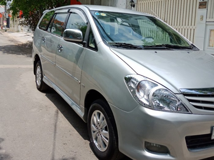 Bán Innova 2010 số sàn màu bạc zin từng con ốc.