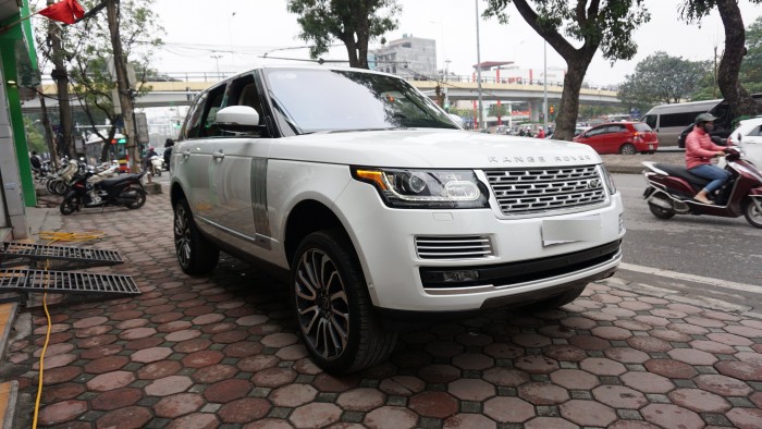 Bán ô tô LandRover Range Rover HSE 3.0 màu trắng sản xuất 2016, ĐK 21/12/2017 màu trắng.LH: 0982.842838