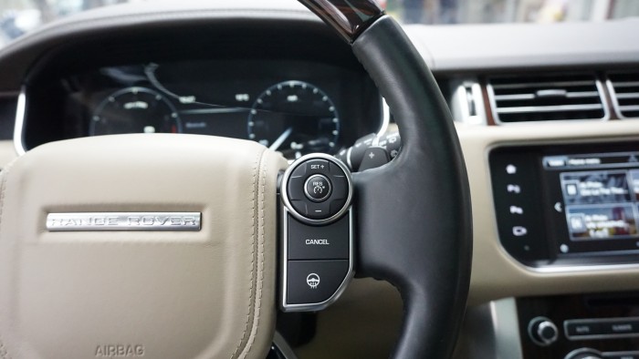 Bán ô tô LandRover Range Rover HSE 3.0 màu trắng sản xuất 2016, ĐK 21/12/2017 màu trắng.LH: 0982.842838