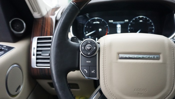 Bán ô tô LandRover Range Rover HSE 3.0 màu trắng sản xuất 2016, ĐK 21/12/2017 màu trắng.LH: 0982.842838
