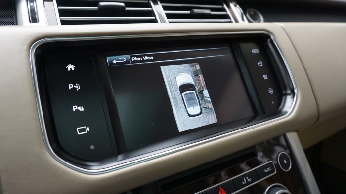 Bán ô tô LandRover Range Rover HSE 3.0 màu trắng sản xuất 2016, ĐK 21/12/2017 màu trắng.LH: 0982.842838