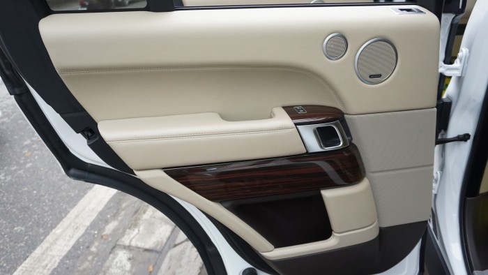 Bán ô tô LandRover Range Rover HSE 3.0 màu trắng sản xuất 2016, ĐK 21/12/2017 màu trắng.LH: 0982.842838