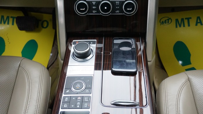 Bán ô tô LandRover Range Rover HSE 3.0 màu trắng sản xuất 2016, ĐK 21/12/2017 màu trắng.LH: 0982.842838