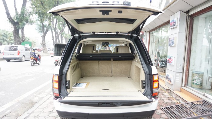 Bán ô tô LandRover Range Rover HSE 3.0 màu trắng sản xuất 2016, ĐK 21/12/2017 màu trắng.LH: 0982.842838
