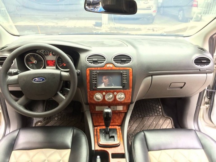 Cần bán xe Ford focus 2010 số tự động màu xám 5 cửa