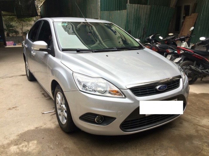 Cần bán xe Ford focus 2010 số tự động màu xám 5 cửa