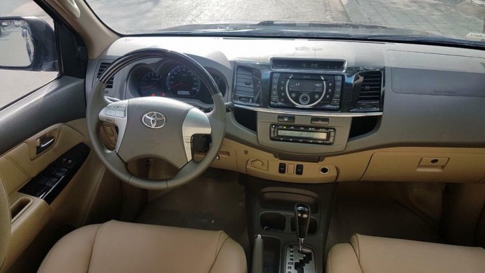 Bán Fortuner máy xăng 2012 số tự động màu đen