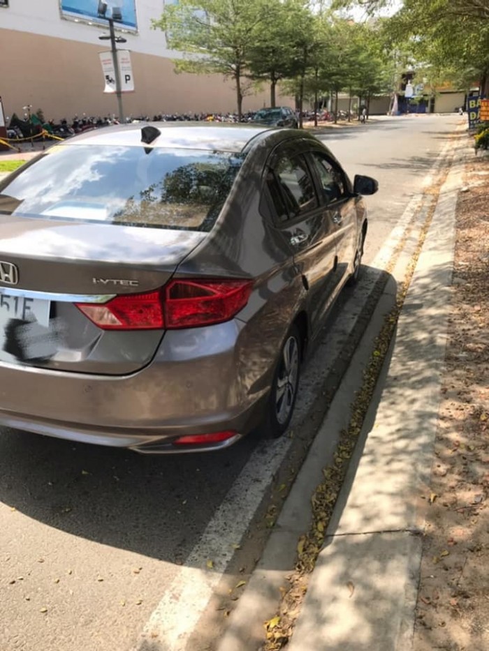 Cần bán xe Honda City đời 2015 số tự động màu xám titan