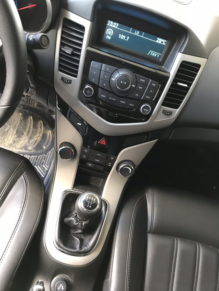 Bán Chevrolet Cruze LT màu trắng số sàn sản xuất 2017 biển Sài Gòn đi 18000km
