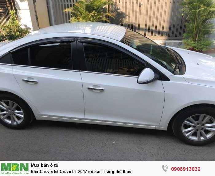 Bán Chevrolet Cruze LT 2017 số sàn Trắng thể thao.
