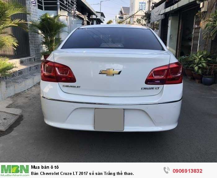 Bán Chevrolet Cruze LT 2017 số sàn Trắng thể thao.