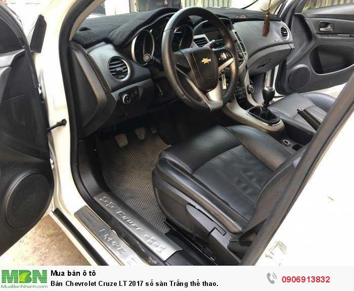 Bán Chevrolet Cruze LT 2017 số sàn Trắng thể thao.