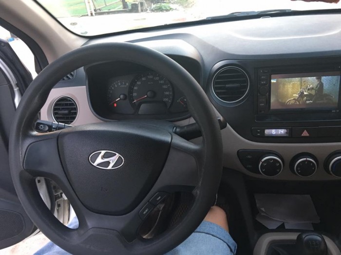 Cần bán xe Hyundai Grand i10 đời 2016 số sàn màu trắng