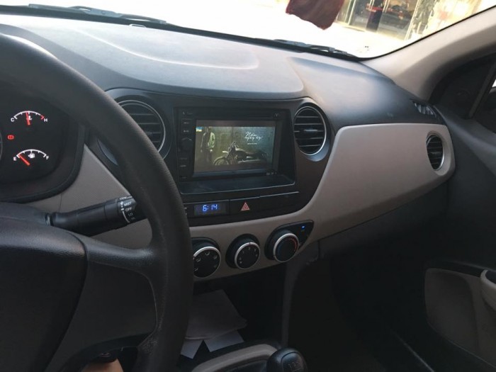 Cần bán xe Hyundai Grand i10 đời 2016 số sàn màu trắng