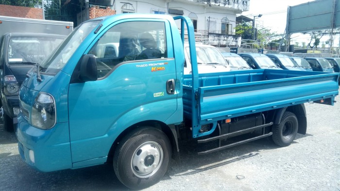 Cần bán xe tải KIA K250 thùng lững tải trọng 2,49 tấn vào SG, có bán trả góp trên toàn quốc.