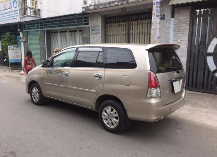 Bán Innova g 2012 số sàn màu ghi vàng, xe zin 99%