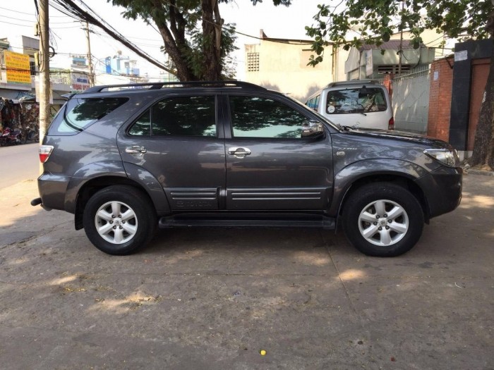 Bán Fortuner 2011 xám chì tự động chính chủ.