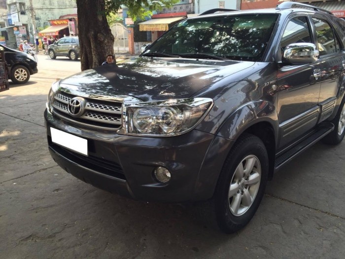 Bán Fortuner 2011 xám chì tự động chính chủ.