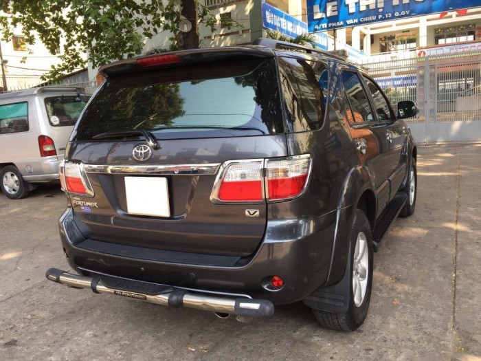 Bán Fortuner 2011 xám chì tự động chính chủ.